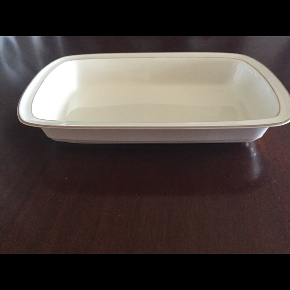 Lenox Chinastone Beige Pinstripe 1.5 Qt Lasagna